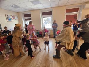 Naujienos „Užgavėnių šventė „Žiema, žiema, bėk iš kiemo““ galerija. Nuotrauka 1 iš 12