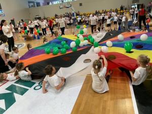Naujienos „„Spalviukų“ grupės komanda dalyvavo baigiamajame respublikiniame festivalyje „Lietuvos mažųjų žaidynės““ galerija. Nuotrauka 1 iš 12