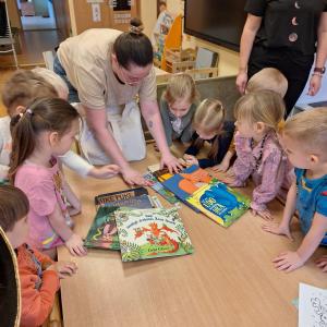 Naujienos „ISTORIJŲ KREPŠELIAI DARŽELIAMS“ galerija. Nuotrauka 2 iš 4