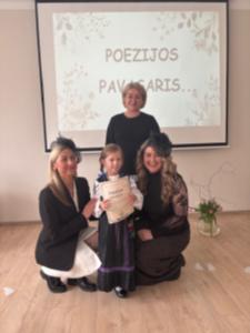 Naujienos „Priekulės vaikų lopšelio-darželio ugdytinė Heilė Bastytė dalyvavo rajoniniame renginyje „Poezijos pavasaris““ galerija. Nuotrauka 3 iš 4