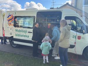 Naujienos „Mobili biblioteka aplankė darželio vaikus“ galerija. Nuotrauka 8 iš 8