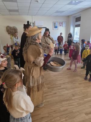 Naujienos „Užgavėnių šventė „Žiema, žiema, bėk iš kiemo““ galerija. Nuotrauka 12 iš 12